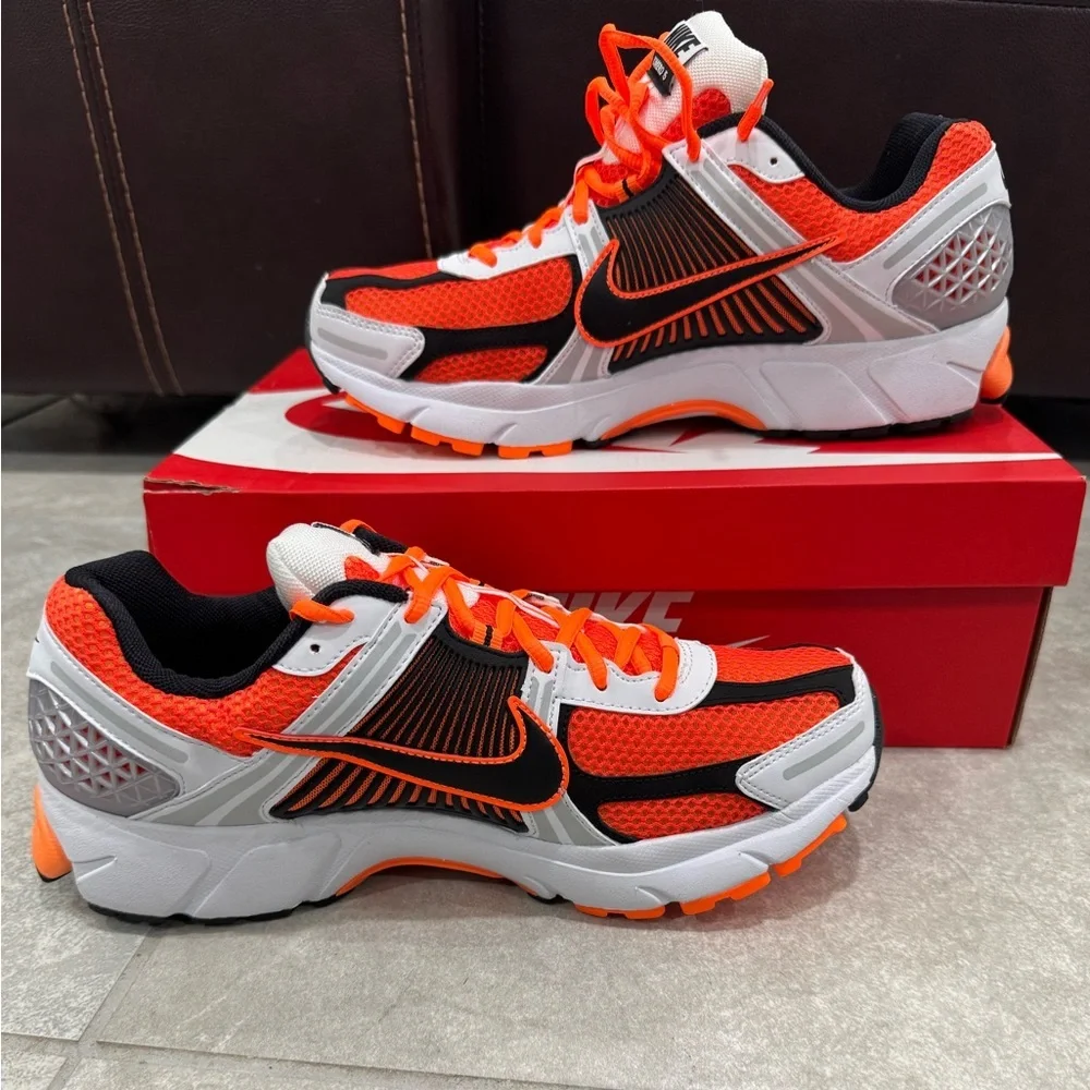 Size 11 - Nike Men's Air Zoom Vomero 5 Total Orange - Picture 3 of 7